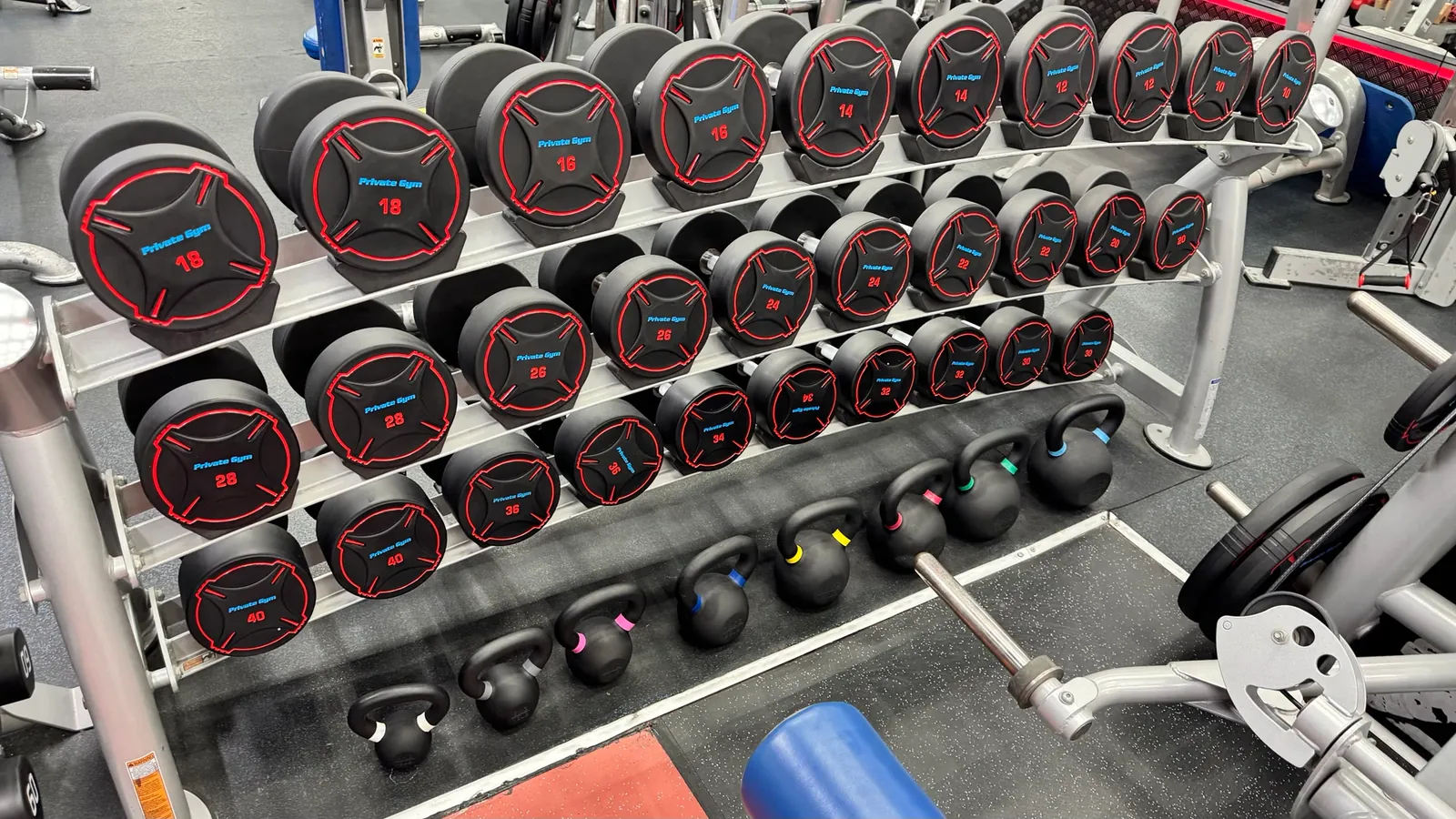 מתקן משקולות היד עם הטבעות האדומות של Private Gym
