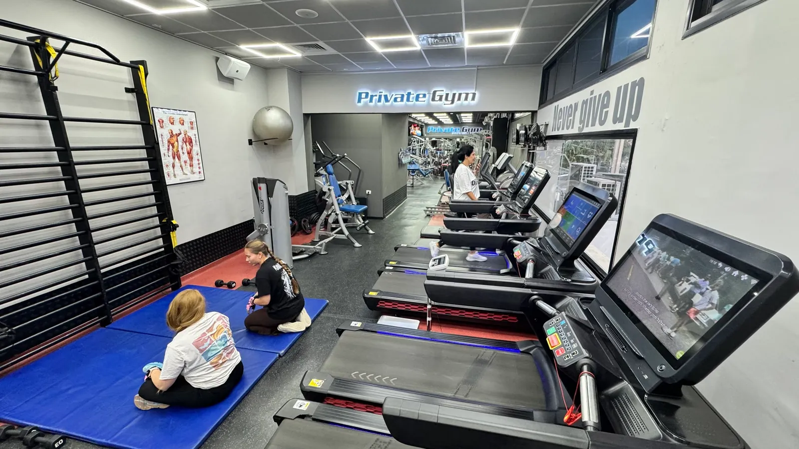 אזור המתיחות עם קיר סולמות ורצועות TRX