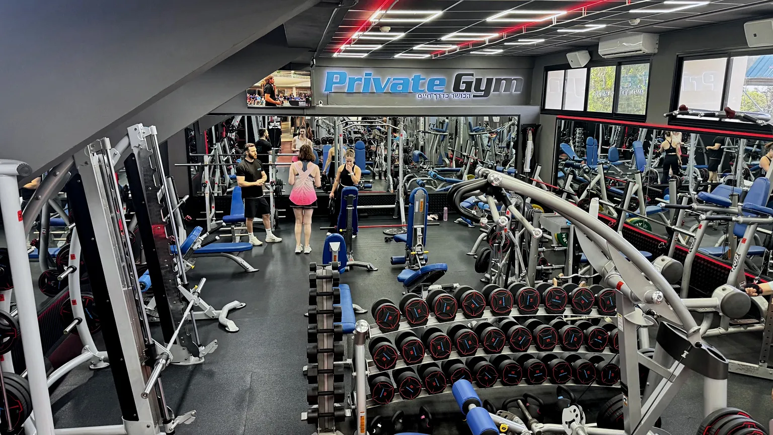 אולם האימונים של Private Gym עם מתקן משקולות היד והשלט המואר